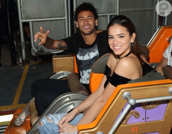 Neymar e a namorada, Bruna Marquezine, foram a um parque nos Estados Unidos