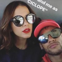 Neymar e Bruna Marquezine posam juntos e ele mostra flores: 'Meu amor'