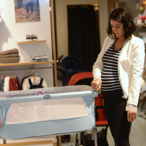 Grávida, Carol Castro visitou uma loja de artigos para bebês em shopping carioca
