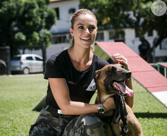 Jeiza (Paolla Oliveira) manda o cão Iron atrás de Bibi (Juliana Paes) e Rubinho (Emilio Dantas) em perseguição ao casal, na novela 'A Força do Querer', em julho de 2017
