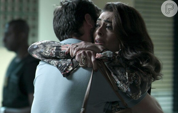Bibi (Juliana Paes) ajuda Rubinho (Emilio Dantas) a fugir e vai se esconder com ele na favela, sob a proteção dos bandidos, na novela 'A Força do Querer'