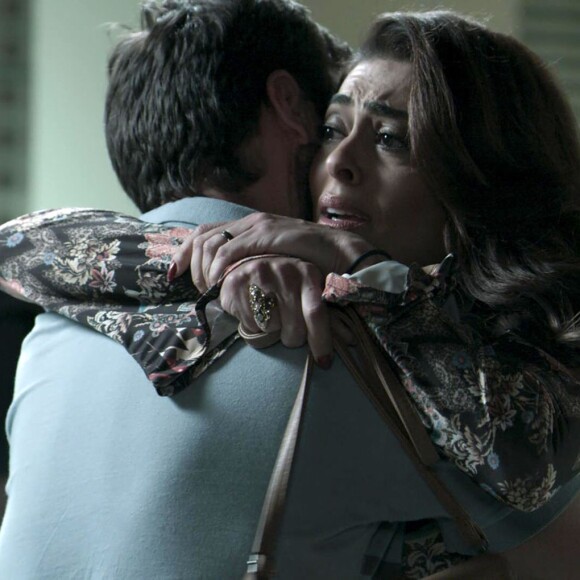Bibi (Juliana Paes) ajuda Rubinho (Emilio Dantas) a fugir e vai se esconder com ele na favela, sob a proteção dos bandidos, na novela 'A Força do Querer'