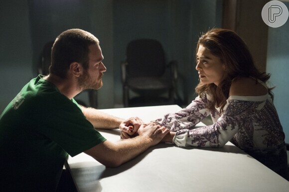 Preso, Rubinho (Emilio Dantas) manipula Bibi (Juliana Paes), que o ajuda a fugir da cadeia, na novela 'A Força do Querer'