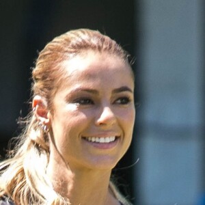 Jeiza (Paolla Oliveira) solta o cão Iron, que alcança Bibi (Juliana Paes), mas um traficante aparece com arma apontada para a major, e o cachorro sai em defesa da policial, deixando Bibi fugir, na novela 'A Força do Querer'