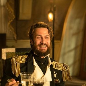 Thomas (Gabriel Braga Nunes) forja a morte de Elvira (Ingrid Guimarães) para incriminar Joaquim (Chay Suede) de assassinato, na novela 'Novo Mundo'