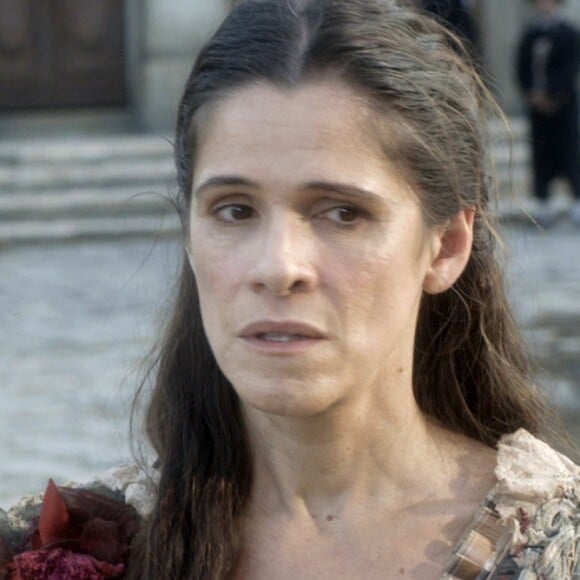 A farsa de Elvira (Ingrid Guimarães) é desmascarada e Joaquim (Chay Suede), além de afastá-la de Quinzinho (Théo Lopes), ameaça-a de morte, na novela 'Novo Mundo'