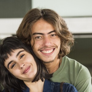 Bebeth (Valentina Herszage) e Márcio (Jaffar Bambirra) começam a namorar, na novela 'Pega Pega'