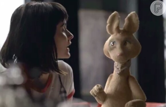 Flor, a amiga imaginária de Bebeth (Valentina Herszage), que na verdade é um boneco de pelúcia, vai fazer sucesso em um programa de TV, em junho de 2017, na novela 'Pega Pega'