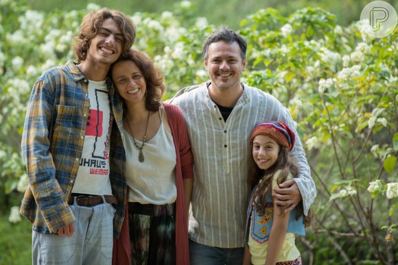 Márcio (Jaffar Bambirra) passa a sustentar a família com o salário que ganha no programa de TV em que manipula o canguru Flor, na novela 'Pega Pega'