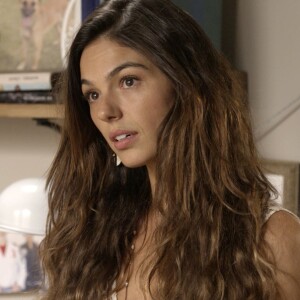 Ritinha (Isis Valverde) promete a Eugênio (Dan Stulbach) que não cai comentar com ninguém que o viu com Irene (Débora Falabella), na novela 'A Força do Querer'