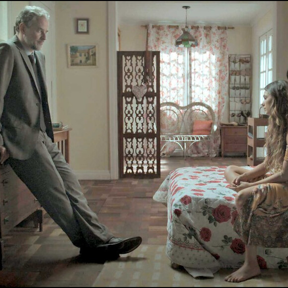 Eugênio (Dan Stulbach) chama Ritinha (Isis Valverde) para conversar sobre Irene (Débora Falabella), na novela 'A Força do Querer'