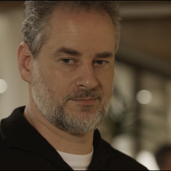 Eugênio (Dan Stulbach) percebe que foi visto com Irene (Débora Falabella) por Ritinha (Isis Valverde) no aquário e teme que ela revele seu segredo para Joyce (Maria Fernanda Cândido), na novela 'A Força do Querer'