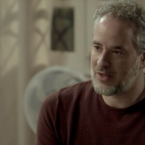 Eugênio (Dan Stulbach) tenta convenser Ritinha (Isis Valverde) de que Irene (Débora Falabella) não estava com ele, na novela 'A Força do Querer'
