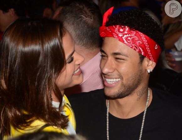 Bruna Marquezine e Neymar curtiram uma festa rodeada de amigos do jogador em Las Vegas, nos EUA. Na ocasião, a atriz subiu em cima de uma mesa para dançar
