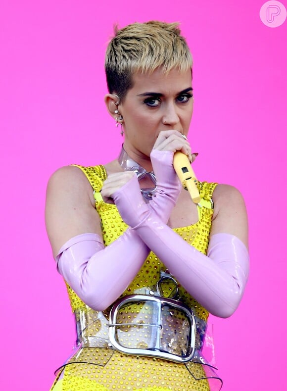 Katy Perry lembrou de episódio turbulento na adolescência e compartilhou a lembrança delicada com os fãs na web