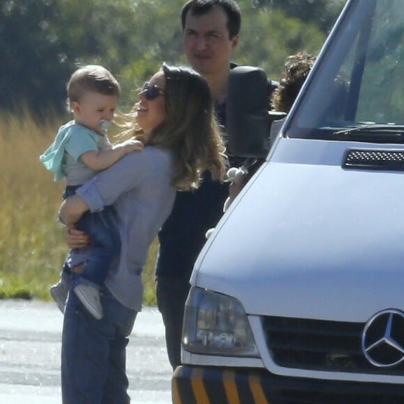 Sandy é mãe de Theo