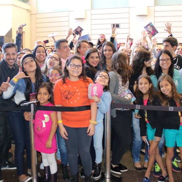 Os fãs se aglomeraram na porta da livraria onde estava Larissa Manoela