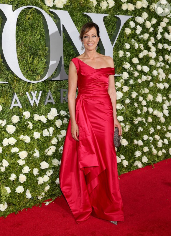 A atriz Allison Janney escolheu o vermelho com um vestido Cristina Ottaviano para o Tony Awards 2017, realizado em Nova York, Estados Unidos, neste domingo, 11 de junho de 2017