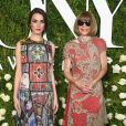Anna Wintour, editora-chefe da Vogue americana, usou Maison Margiela no Tony Awards 2017. Sua filha, Bee Shaffer, escolheu um longo Alexander McQueen