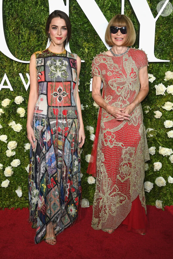 Anna Wintour, editora-chefe da Vogue americana, usou Maison Margiela no Tony Awards 2017. Sua filha, Bee Shaffer, escolheu um longo Alexander McQueen