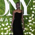 A modelo sul-sudanesa Alek Wek surgiu estilosa com um look  Oscar de la Renta  no Tony Awards 2017, realizado em Nova York, Estados Unidos, neste domingo, 11 de junho de 2017