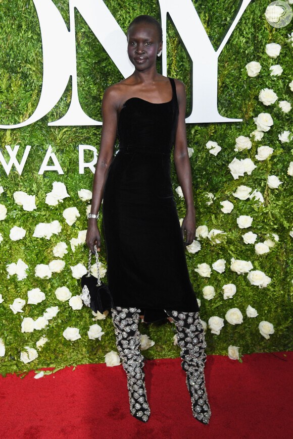 A modelo sul-sudanesa Alek Wek surgiu estilosa com um look Oscar de la Renta no Tony Awards 2017, realizado em Nova York, Estados Unidos, neste domingo, 11 de junho de 2017