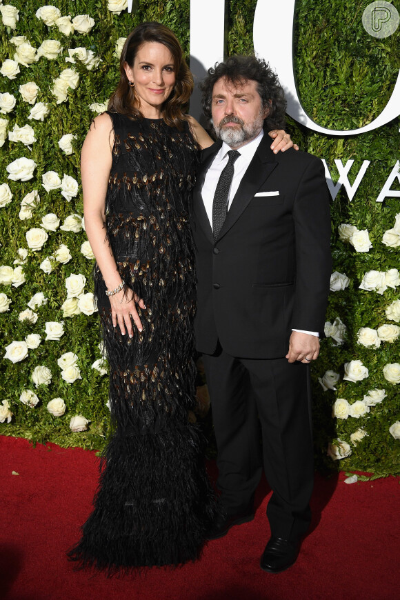 A humorista Tina Fey usou vestido Sally LaPointe para ir à 71ª edição do Tony Awards ao lado do marido, Jeff Richmond, neste domingo, 11 de junho de 2017