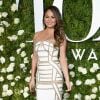Chrissy Teigen, mulher do cantor John Legend, usou branco com vestido Pamella Roland no Tony Awards 2017, realizado em Nova York, Estados Unidos, neste domingo, 11 de junho de 2017