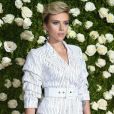 Para deixar a silhueta marcada, Scarlett Johansson usou um cinto branco no Tony Awards 2017, realizado em Nova York, Estados Unidos, neste domingo, 11 de junho de 2017