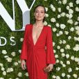  Olivia Wilde chamou atenção com um longo Michael Kors superdecotado e clutch Edie Parker  no Tony Awards 2017, realizado em Nova York, Estados Unidos, neste domingo, 11 de junho de 2017
