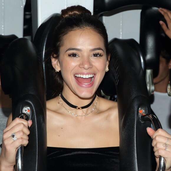 Bruna Marquezine escolheu um choker da coleção da amiga Yasmin Brunet para a Anilú Bijoux