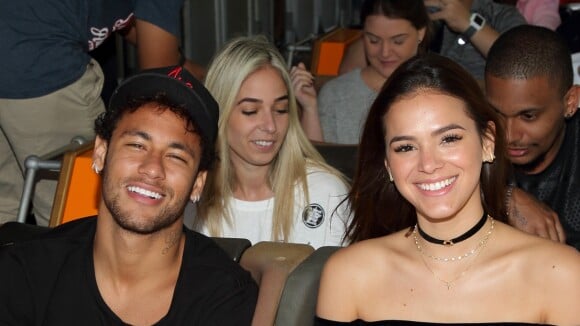 Bruna Marquezine alia conforto e estilo em looks de viagem com Neymar. Detalhes!