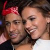 Bruna Marquezine e Neymar viajaram juntos com amigos para Los Angeles, nos Estados Unidos
