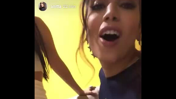 Simaria, dupla de Simone, com conjuntivite, é zoada por Anitta em vídeo nesta segunda-feira, dia 12 de junho de 2017
