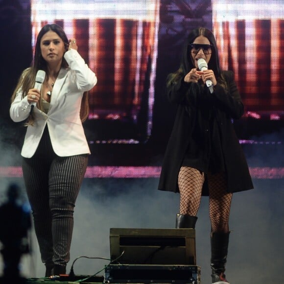 Simaria, dupla de Simaria, se apresentou em festa junina da Portuguesa, em SP, de óculos escuros por estar com conjuntivite