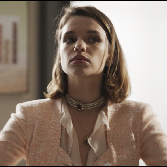 Cibele (Bruna Linzmeyer) é notificada e descobre que não pode se aproximar de Ruy (Fiuk), na novela 'A Força do Querer'