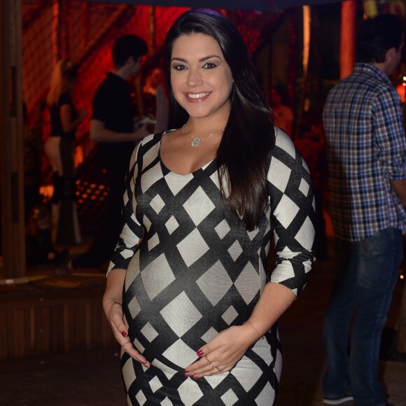 Com barrigão de 8 meses, Thais Fersoza fica irritada ao ouvir que está enorme: 'A barriga está enorme, não eu'