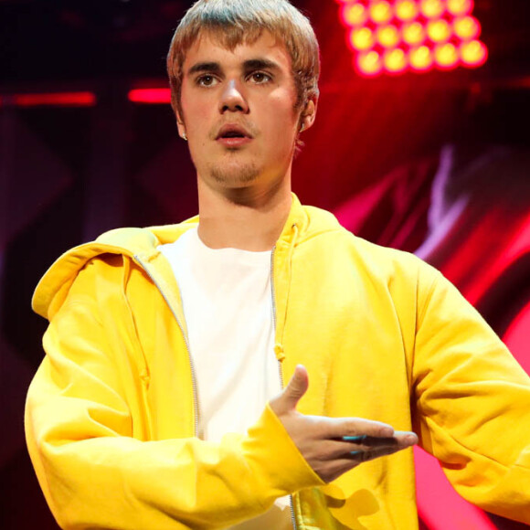 Um fã jogou um objeto na direção de Justin Bieber no show