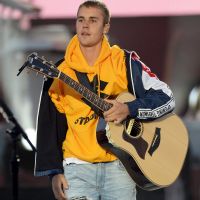 Justin Bieber assume que não sabe cantar 'Despacito' e fã joga objeto no músico