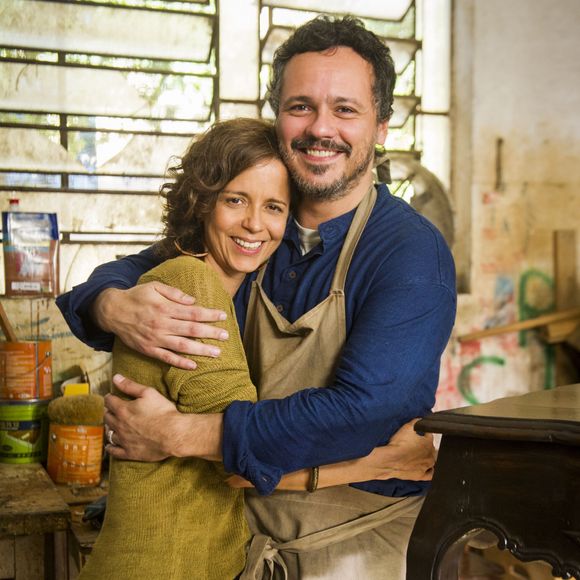 Márcio (Jaffar Bambirra) e Adriana (Leandra Caetano) são frutos do casamento de Borges (Danton Mello) e Tereza (Dani Barros)