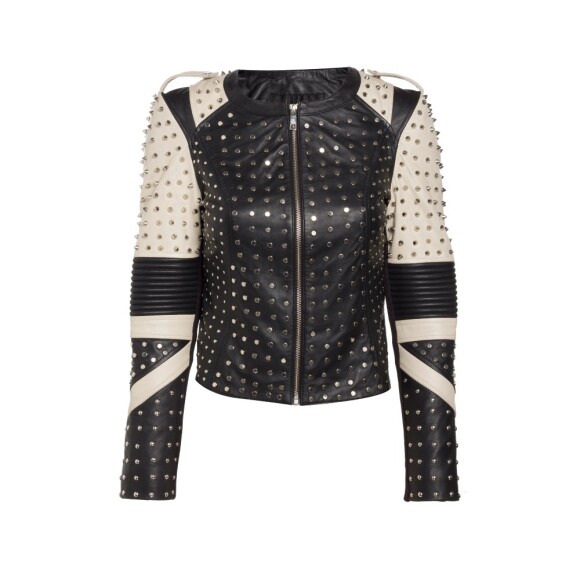 A jaqueta de spike, que também já foi escolha da atriz Marina Ruy Barbosa, pertence à marca John John e é vendida a R$ 3.998