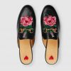 O sapato mule com bordados usado por Bruna é da italiana Gucci e custa $ 780 no site da marca, cerca de R$ 2.550