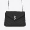 A bolsa levada para o aeroporto é o modelo Loulou Monogram, em couro matelassê, vendida a  $ 1.850, ou R$ 6.128, pela grife Yves Saint Laurent