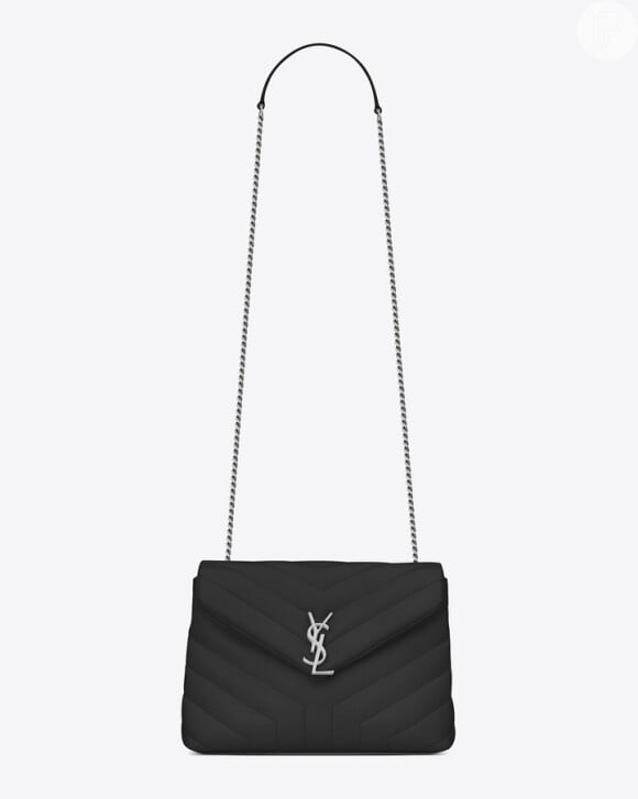 A bolsa levada para o aeroporto é o modelo Loulou Monogram, em couro matelassê, vendida a  $ 1.850, ou R$ 6.128, pela grife Yves Saint Laurent