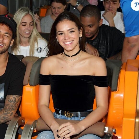 Quando ainda namorava o jogador Neymar, Bruna Marquezine usou um look simples e cheio de estilo para se divertir em um parque de diversões na Califórnia, nos Estados Unidos, no dia 8 de junho de 2017