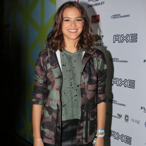 No segundo dia de festival, Bruna Marquezine apostou na pegada militar com uma camiseta destroyed verde escuro da John John