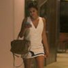 Em ida a shopping no Rio de Janeiro, em 16 de março de 2017, Bruna Marquezine usou um vestido off-white que valorizou seu bronzeado e fechou o look com rasteirinha