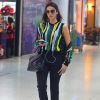 Para viajar, Bruna Marquezine misturou blusa, jaqueta e sapatos coloridos com bolsa e calça neutras
