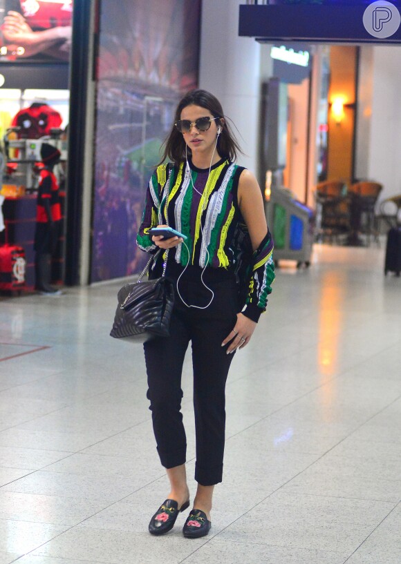 Para viajar, Bruna Marquezine misturou blusa, jaqueta e sapatos coloridos com bolsa e calça neutras