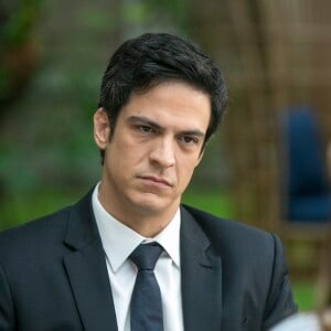 Eric (Mateus Solano) garante a Luiza (Camila Queiroz) que vai provar sua inocência, na novela 'Pega Pega'